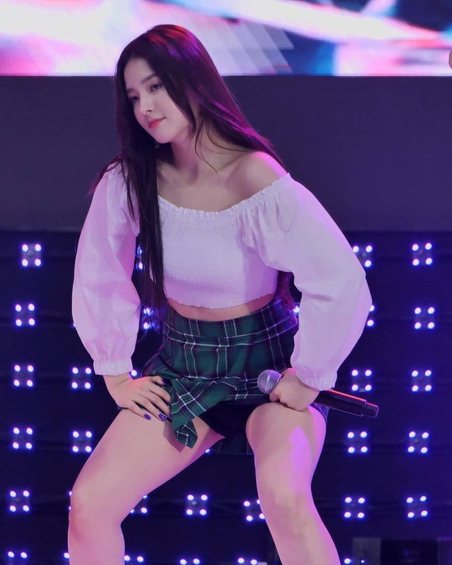 Nancy (MOMOLAND) để lộ quần bảo hộ trên sân khấu vì diện váy quá ngắn, bị netizen Hàn chửi bới? - Ảnh 6.