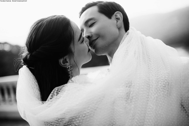 HOT: Hồ Ngọc Hà chính thức tung ảnh cưới, nhìn cô dâu cười rạng rỡ bên chú rể Kim Lý đã thấy hạnh phúc  - Ảnh 1.