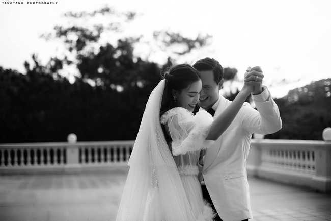 Hồ Ngọc Hà chính thức tung ảnh cưới, nhìn cô dâu cười rạng rỡ bên chú rể Kim Lý đã thấy hạnh phúc