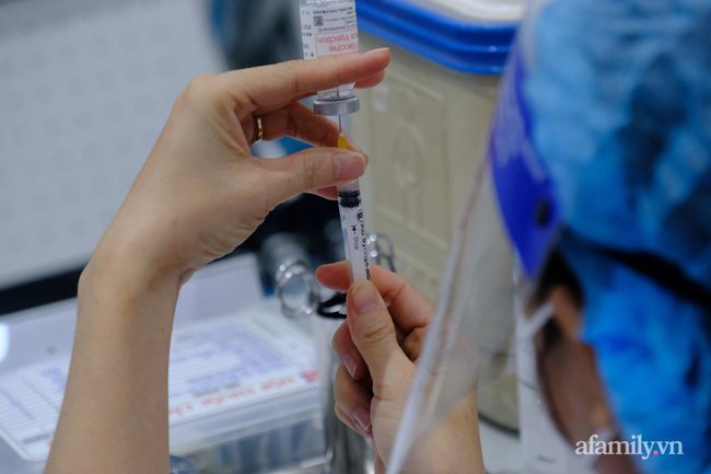 TP.HCM: Bác sĩ Bệnh viện Nguyễn Tri Phương tham gia tiêm chủng chống dịch dương tính SARS-CoV-2, một con hẻm bị phong tỏa - Ảnh 2.