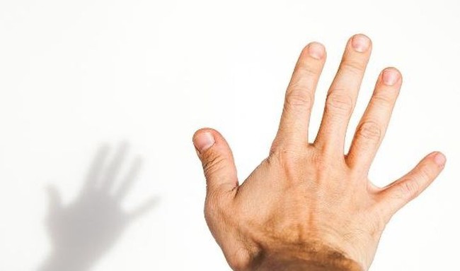4 biểu hiện trên bàn tay có thể là &quot;dấu hiệu quan trọng&quot; trước khi đột tử - Ảnh 1.