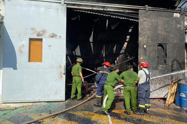 Đồng Nai: Cháy lớn tại công ty hóa chất Arirang, 1.500 mét vuông nhà xưởng bị thiêu rụi - Ảnh 3.