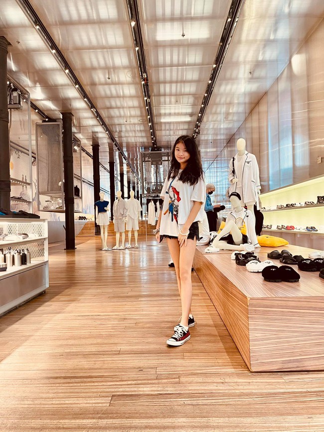 Con gái Trương Ngọc Ánh giản dị khi đi mua sắm cùng bố nhưng nhìn đôi chân dài mà trầm trồ - Ảnh 2.
