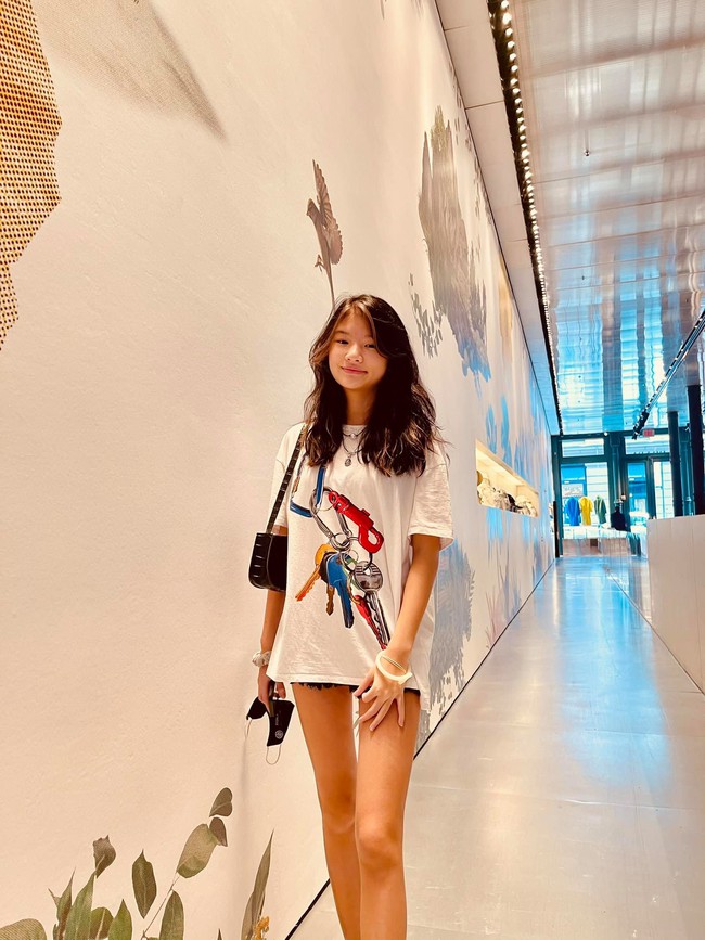 Con gái Trương Ngọc Ánh giản dị khi đi mua sắm cùng bố nhưng nhìn đôi chân dài mà trầm trồ - Ảnh 3.