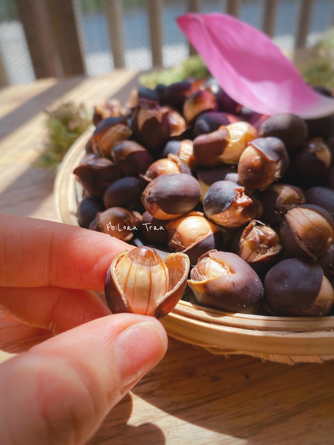 Cách làm hạt sen "cười" bằng nồi chiên không dầu cực dễ và nhanh, hội chị em có món ăn vặt ngon lành - Ảnh 7. Cách làm hạt sen "cười" bằng nồi chiên không dầu cực dễ và nhanh, hội chị em có món ăn vặt ngon lành - Ảnh 7.