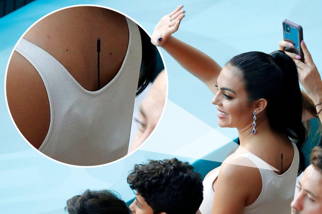 Cô bồ nóng bỏng của Ronaldo giấu micro trong áo lót vô tư cổ vũ Euro 2020, ngã ngửa lý do thực sự - Ảnh 1.