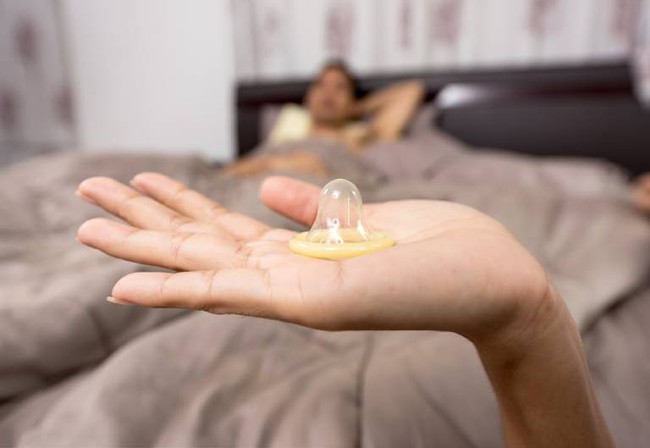 Bắt bạn tình đeo bao cao su đầy đủ, nam thanh niên vẫn dính HIV: Bác sĩ chỉ biết lắc đầu khi phát hiện ra chi tiết này - Ảnh 5. Bắt bạn tình đeo bao cao su đầy đủ, nam thanh niên vẫn dính HIV: Bác sĩ chỉ biết lắc đầu khi phát hiện ra chi tiết này - Ảnh 5.
