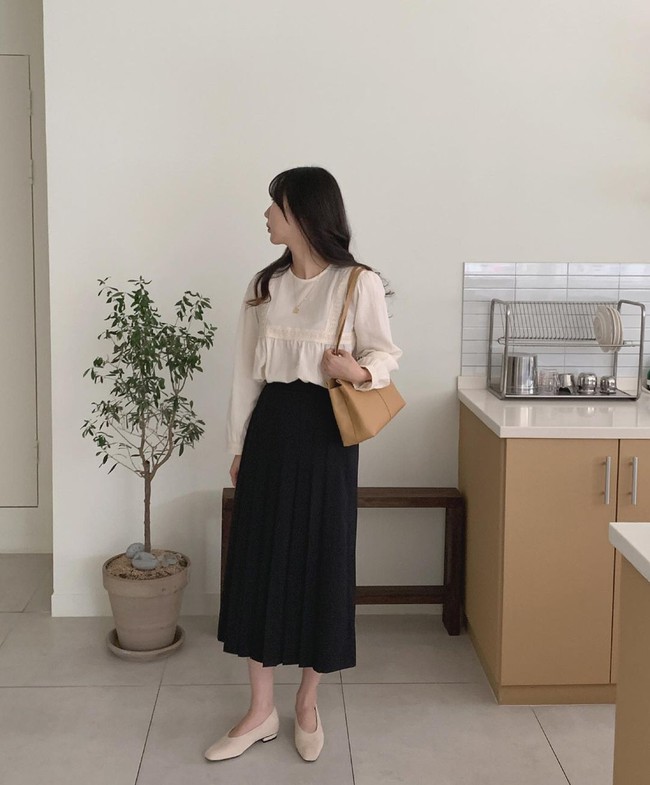 Sợ mặc chân váy đen bị già thì chị em hãy học gái Hàn 12 cách diện trẻ trung, thanh lịch - Ảnh 9. Sợ mặc chân váy đen bị già thì chị em hãy học gái Hàn 12 cách diện trẻ trung, thanh lịch - Ảnh 9.