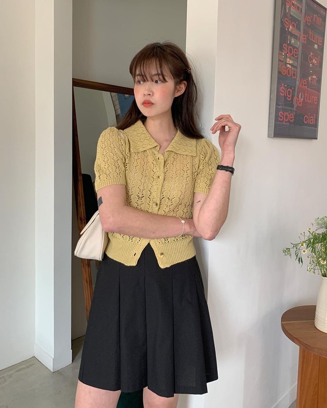 Sợ mặc chân váy đen bị già thì chị em hãy học gái Hàn 12 cách diện trẻ trung, thanh lịch - Ảnh 2. Sợ mặc chân váy đen bị già thì chị em hãy học gái Hàn 12 cách diện trẻ trung, thanh lịch - Ảnh 2.