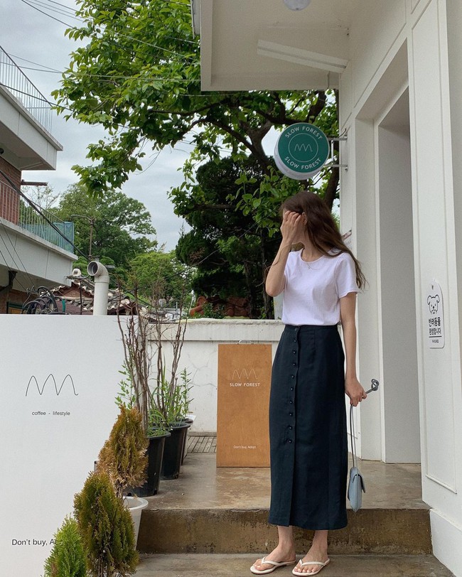 Sợ mặc chân váy đen bị già thì chị em hãy học gái Hàn 12 cách diện trẻ trung, thanh lịch - Ảnh 3. Sợ mặc chân váy đen bị già thì chị em hãy học gái Hàn 12 cách diện trẻ trung, thanh lịch - Ảnh 3.