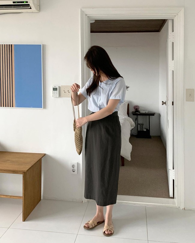 Sợ mặc chân váy đen bị già thì chị em hãy học gái Hàn 12 cách diện trẻ trung, thanh lịch - Ảnh 4. Sợ mặc chân váy đen bị già thì chị em hãy học gái Hàn 12 cách diện trẻ trung, thanh lịch - Ảnh 4.