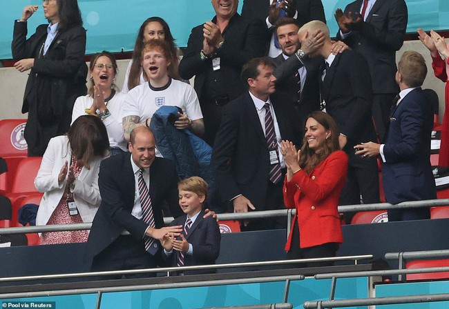 Loạt ảnh &quot;cực xịn&quot; của David Beckham khi đi xem trận Anh - Đức cùng con trai Romeo, bảo sao Victoria phải giữ chồng như thế - Ảnh 9.