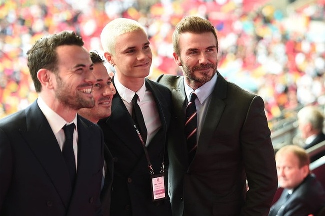 Loạt ảnh &quot;cực xịn&quot; của David Beckham khi đi xem trận Anh - Đức cùng con trai Romeo, bảo sao Victoria phải giữ chồng như thế - Ảnh 2.