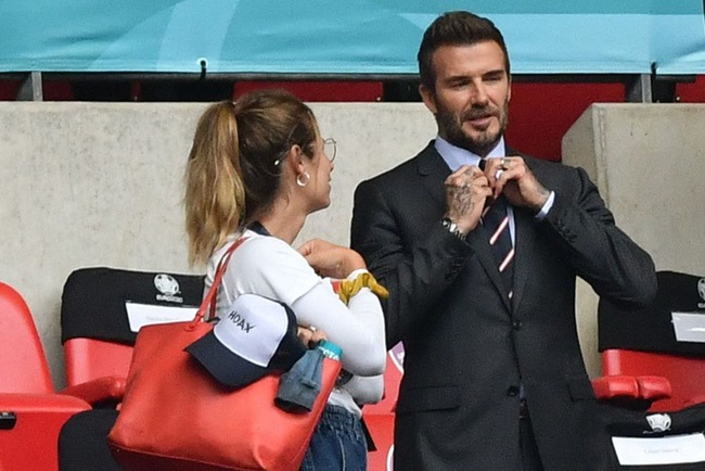 Loạt ảnh &quot;cực xịn&quot; của David Beckham khi đi xem trận Anh - Đức cùng con trai Romeo, bảo sao Victoria phải giữ chồng như thế - Ảnh 4.