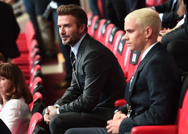 Loạt ảnh &quot;cực xịn&quot; của David Beckham khi đi xem trận Anh - Đức cùng con trai Romeo, bảo sao Victoria phải giữ chồng như thế - Ảnh 1.