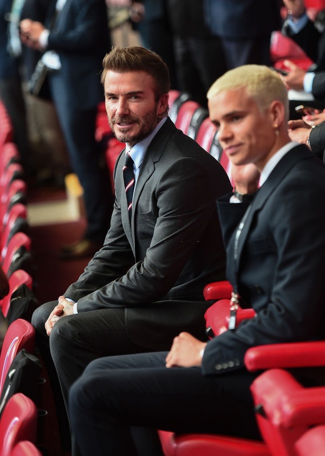 Loạt ảnh &quot;cực xịn&quot; của David Beckham khi đi xem trận Anh - Đức cùng con trai Romeo, bảo sao Victoria phải giữ chồng như thế - Ảnh 1.