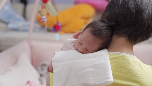 Con nhỏ ngủ với bà nội không còn quấy khóc, mẹ trẻ tò mò nhìn vào khe cửa liền phát hiện sự thật "động trời" - Ảnh 1. Con nhỏ ngủ với bà nội không còn quấy khóc, mẹ trẻ tò mò nhìn vào khe cửa liền phát hiện sự thật "động trời" - Ảnh 1.