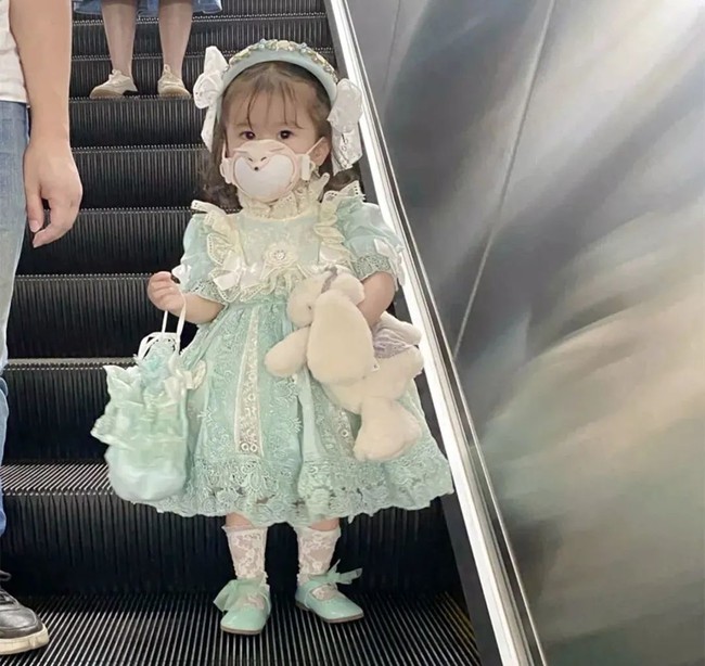 Cô bé 3 tuổi "đốn tim" cư dân mạng với phong cách Lolita đáng yêu nhưng ẩn sau đó là nỗi lo mà bố mẹ không lường nổi - Ảnh 4. Cô bé 3 tuổi "đốn tim" cư dân mạng với phong cách Lolita đáng yêu nhưng ẩn sau đó là nỗi lo mà bố mẹ không lường nổi - Ảnh 4.