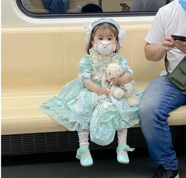 Cô bé 3 tuổi "đốn tim" cư dân mạng với phong cách Lolita đáng yêu nhưng ẩn sau đó là nỗi lo mà bố mẹ không lường nổi - Ảnh 1. Cô bé 3 tuổi "đốn tim" cư dân mạng với phong cách Lolita đáng yêu nhưng ẩn sau đó là nỗi lo mà bố mẹ không lường nổi - Ảnh 1.
