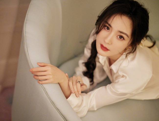 Dù phong cách đã thay đổi đi nhiều nhưng Dương Mịch của hiện tại không khác 10 năm trước là mấy. Dù phong cách đã thay đổi đi nhiều nhưng Dương Mịch của hiện tại không khác 10 năm trước là mấy.