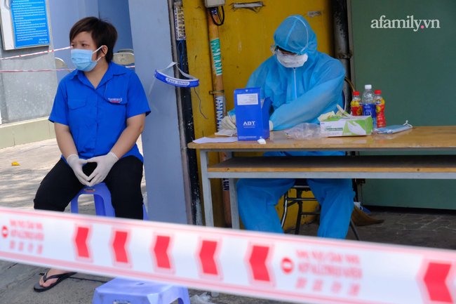 TP.HCM: Phong tỏa tòa nhà ở quận Bình Thạnh vì liên quan ca dương tính SARS-CoV-2 đi khám tại Bệnh viện FV - Ảnh 2.