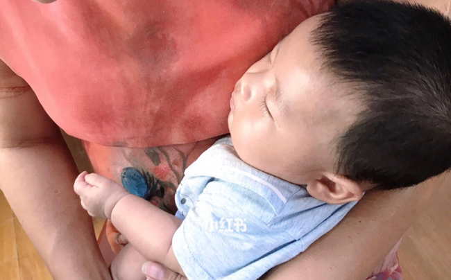 Con nhỏ ngủ với bà nội không còn quấy khóc, mẹ trẻ tò mò nhìn vào khe cửa liền phát hiện sự thật "động trời" - Ảnh 2. Con nhỏ ngủ với bà nội không còn quấy khóc, mẹ trẻ tò mò nhìn vào khe cửa liền phát hiện sự thật "động trời" - Ảnh 2.