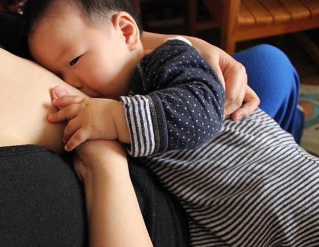 Con nhỏ ngủ với bà nội không còn quấy khóc, mẹ trẻ tò mò nhìn vào khe cửa liền phát hiện sự thật "động trời" - Ảnh 3. Con nhỏ ngủ với bà nội không còn quấy khóc, mẹ trẻ tò mò nhìn vào khe cửa liền phát hiện sự thật "động trời" - Ảnh 3.