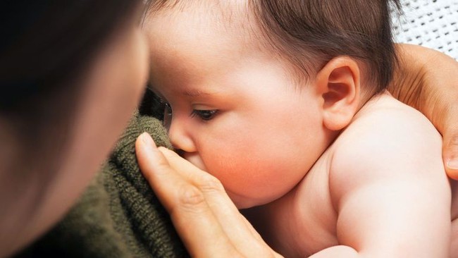 10 mẹo giúp giảm đau khi tiêm phòng cho trẻ - Ảnh 2.