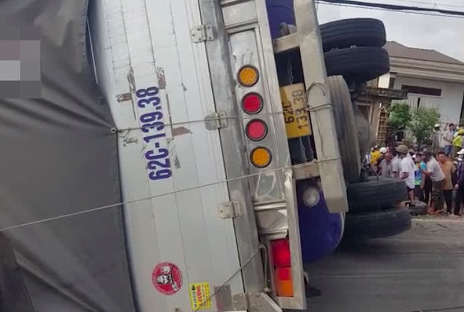 Clip kinh hoàng: Xe tải đổ dốc tông thẳng vào xe khách gây tai nạn liên hoàn, nhiều người thương vong - Ảnh 2. Clip kinh hoàng: Xe tải đổ dốc tông thẳng vào xe khách gây tai nạn liên hoàn, nhiều người thương vong - Ảnh 2.