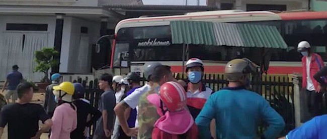 Clip kinh hoàng: Xe tải đổ dốc tông thẳng vào xe khách gây tai nạn liên hoàn, nhiều người thương vong - Ảnh 3. Clip kinh hoàng: Xe tải đổ dốc tông thẳng vào xe khách gây tai nạn liên hoàn, nhiều người thương vong - Ảnh 3.