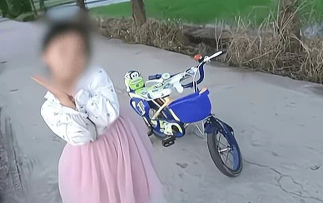Hai đứa trẻ bị sát hại dã man dưới mương, dân làng choáng váng trước danh tính hung thủ, vẻ mặt của hắn khi bị bắt còn rùng rợn hơn - Ảnh 1.