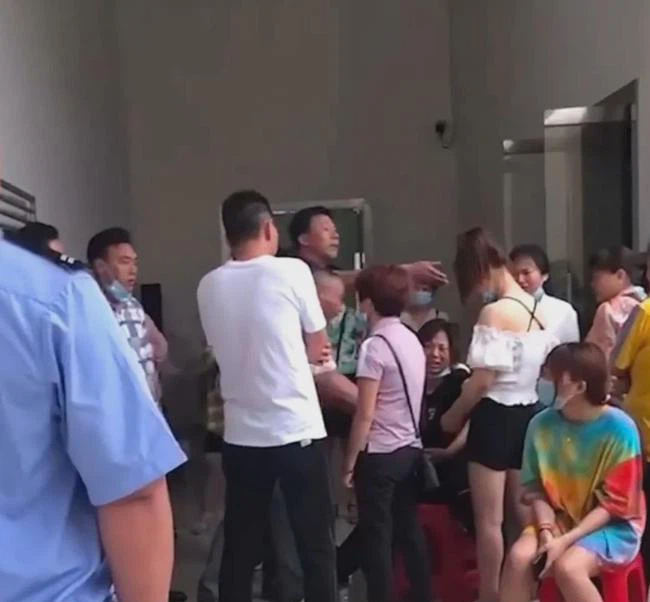 Hai đứa trẻ bị sát hại dã man dưới mương, dân làng choáng váng trước danh tính hung thủ, vẻ mặt của hắn khi bị bắt còn rùng rợn hơn - Ảnh 4.