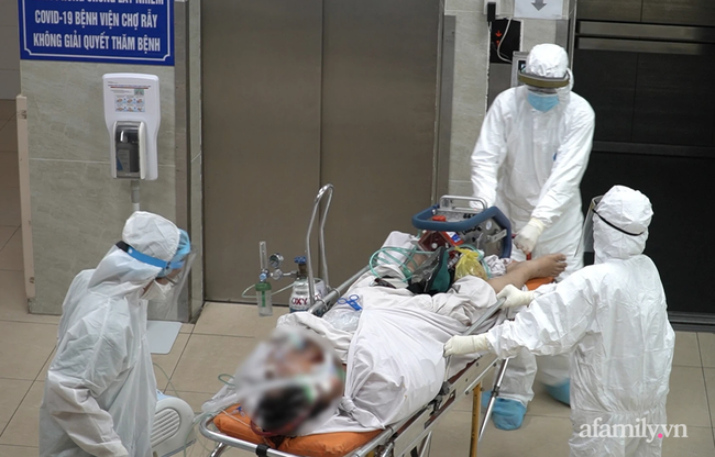 Chiến sĩ công an ở quận Tân Phú nhiễm COVID-19 phải đặt ECMO, chuyển về Bệnh viện Chợ Rẫy điều trị - Ảnh 3.