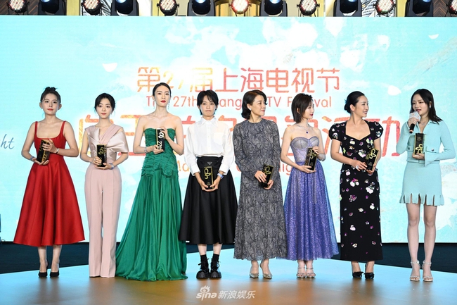 Bộ đầm xanh hở ngực sexy thế nào mà giúp Đồng Dao "chặt tan nát" Đàm Tùng Vận ở tiệc hạng sang Bạch Ngọc Lan - Ảnh 1. Bộ đầm xanh hở ngực sexy thế nào mà giúp Đồng Dao "chặt tan nát" Đàm Tùng Vận ở tiệc hạng sang Bạch Ngọc Lan - Ảnh 1.