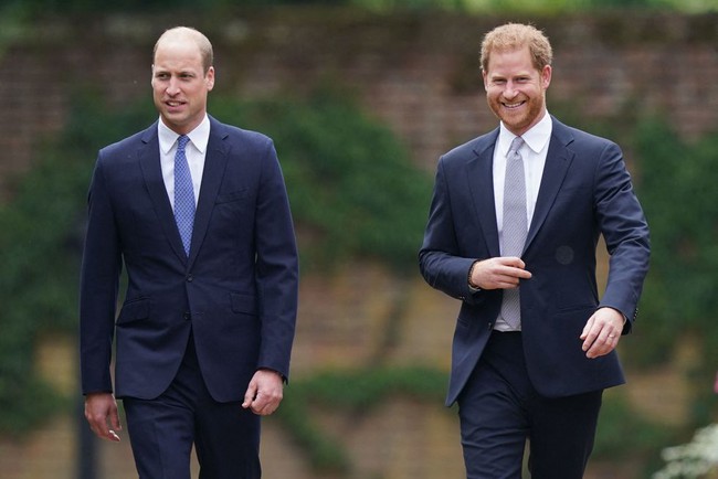 Bạn bè tiết lộ lý do đau lòng khiến Hoàng tử William chỉ gượng cười với em trai Harry trong buổi lễ tưởng niệm mẹ - Ảnh 1.