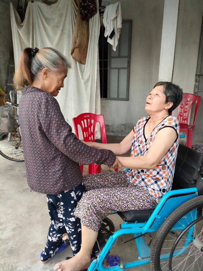 Cảnh “sống mòn” của người phụ nữ đơn thân, toàn thân run rẩy, co cứng: “Tôi ước được sống bình yên, dù chỉ một ngày” - Ảnh 3. Cảnh “sống mòn” của người phụ nữ đơn thân, toàn thân run rẩy, co cứng: “Tôi ước được sống bình yên, dù chỉ một ngày” - Ảnh 3.