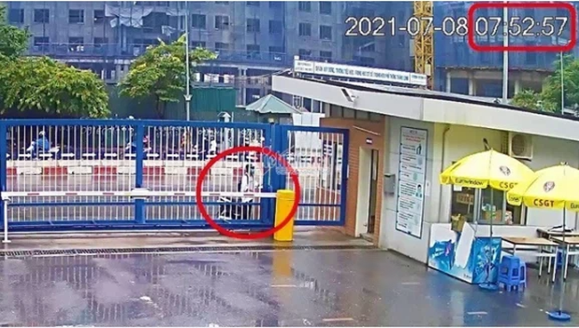 Vụ nam sinh đi thi muộn, gào khóc nức nở ngoài cổng trường: Trích xuất camera ghi lại thời gian đến điểm thi - Ảnh 1. Vụ nam sinh đi thi muộn, gào khóc nức nở ngoài cổng trường: Trích xuất camera ghi lại thời gian đến điểm thi - Ảnh 1.