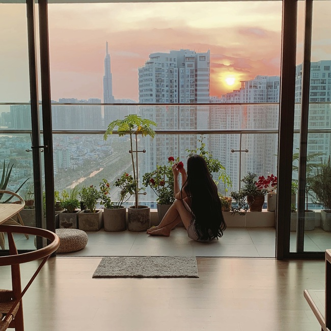 Cần gì đi xa, ở nhà vẫn cực chill và "ểnh" với những góc ban công xanh mướt cây hoa: Thú vui tao nhã mùa dịch đích thị là đây! - Ảnh 2. Cần gì đi xa, ở nhà vẫn cực chill và "ểnh" với những góc ban công xanh mướt cây hoa: Thú vui tao nhã mùa dịch đích thị là đây! - Ảnh 2.