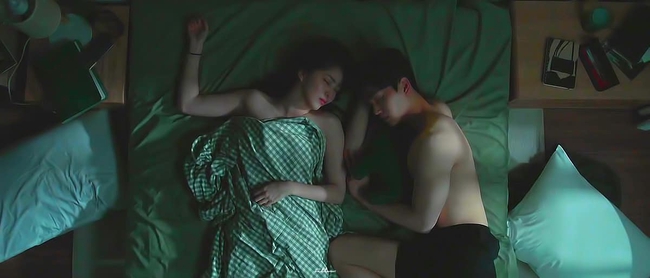 Phim 19+ Nevertheless: Fan nóng mặt trước bộ ảnh muôn vàn tư thế &quot;giường chiếu&quot; của Han So Hee và Song Kang - Ảnh 2.