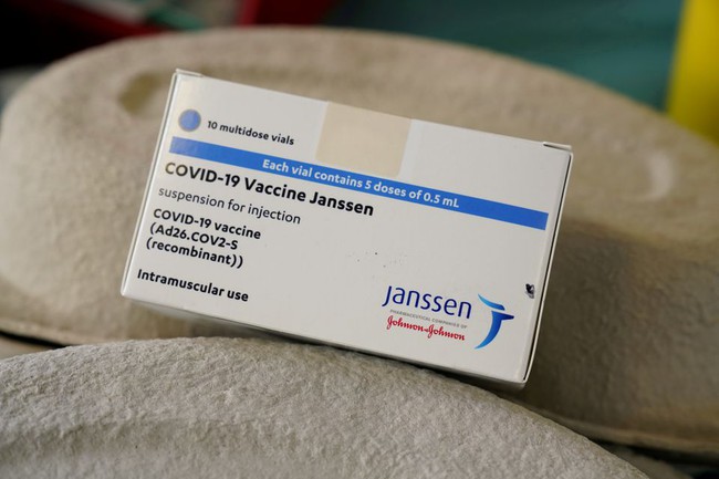 FDA bổ sung cảnh báo mới về vaccine Johnson & Johnson liên quan đến bệnh rối loạn tự miễn dịch hiếm gặp - Ảnh 1.