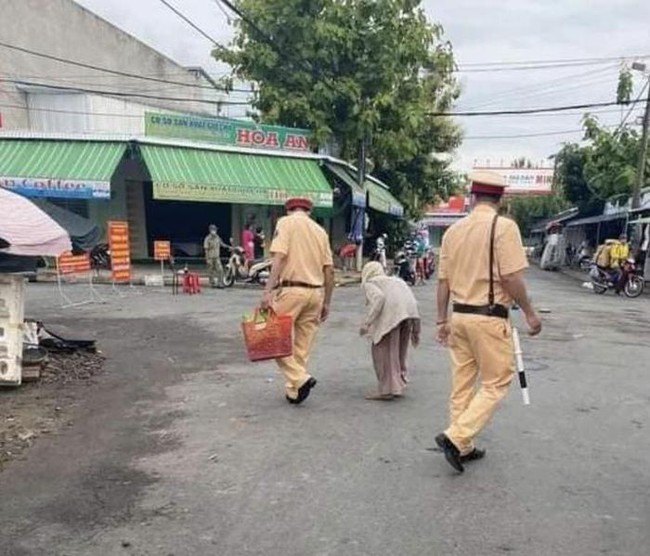 Không biết chợ bị rào chắn, bà cụ lưng còng mang 2 giỏ măng tre đi bán, hành động của chiến sĩ công an khiến ai nấy cảm phục - Ảnh 1.