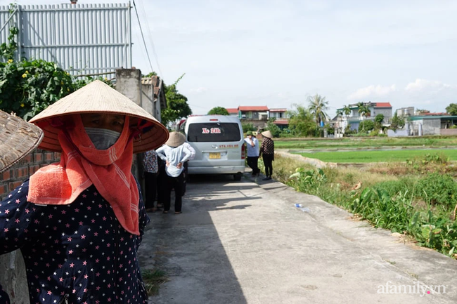 Thảm án chồng giết vợ và bố mẹ vợ ở Thái Bình: Người thân khóc ngất bên đám tang vội vã của 3 nạn nhân - Ảnh 5.