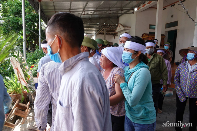 Thảm án chồng giết vợ và bố mẹ vợ ở Thái Bình: Người thân khóc ngất bên đám tang vội vã của 3 nạn nhân - Ảnh 9.