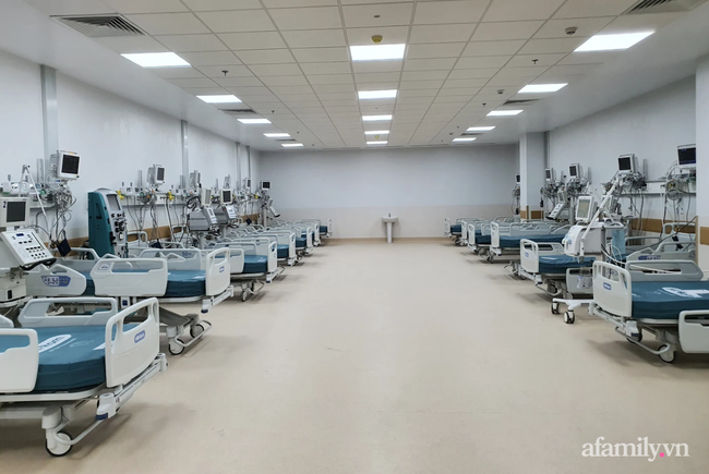 Bên trong Bệnh viện Hồi sức COVID-19 1.000 giường tại TP.HCM đang khẩn trương chuẩn bị đón bệnh nhân nặng - Ảnh 1.