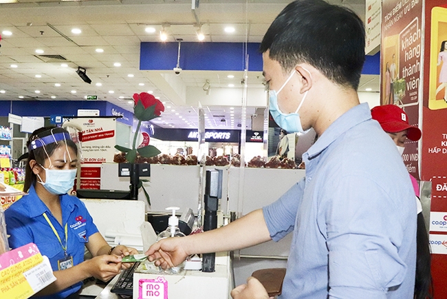 Đi rút tiền trong thời gian giãn cách xã hội có vi phạm Chỉ thị 16? - Ảnh 2. Đi rút tiền trong thời gian giãn cách xã hội có vi phạm Chỉ thị 16? - Ảnh 2.