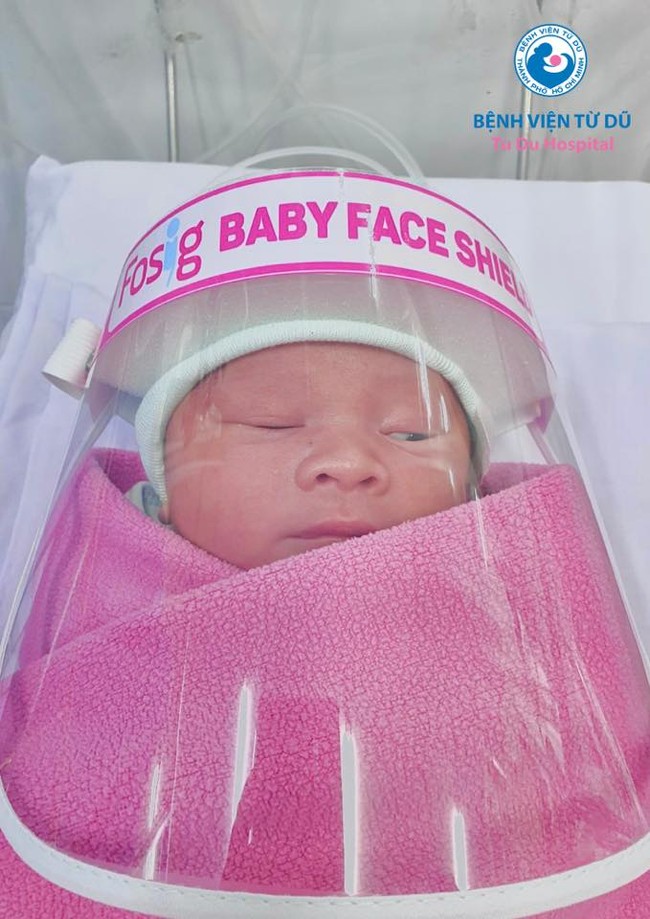 TP.HCM: Xúc động hình ảnh những chiếc mặt nạ mini chống Covid-19 cho những em bé vừa chào đời ở tâm dịch  - Ảnh 1.