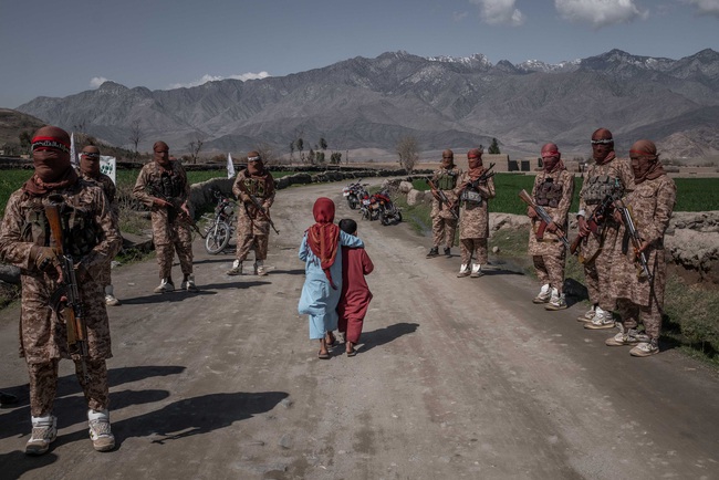 Bóng tối trở lại với phụ nữ Afghanistan: Sau 20 năm sống tự do giờ quay lại thời kỳ u ám dưới sự chiếm đóng của Taliban - Ảnh 4.