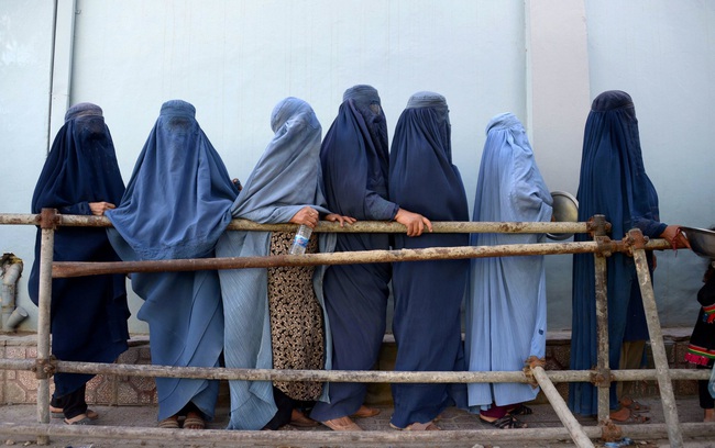 Bóng tối trở lại với phụ nữ Afghanistan: Sau 20 năm sống tự do giờ quay lại thời kỳ u ám dưới sự chiếm đóng của Taliban - Ảnh 3.