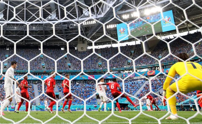 Tây Ban Nha vượt lên dẫn trước bằng bàn thắng phản lưới nhà của hậu vệ Thụy Sĩ - Ảnh 2.