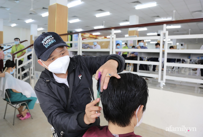 TP.HCM: Ấm lòng 7 tình nguyện viên đến bệnh viện cắt tóc miễn phí để bác sĩ yên tâm chống dịch - Ảnh 2.